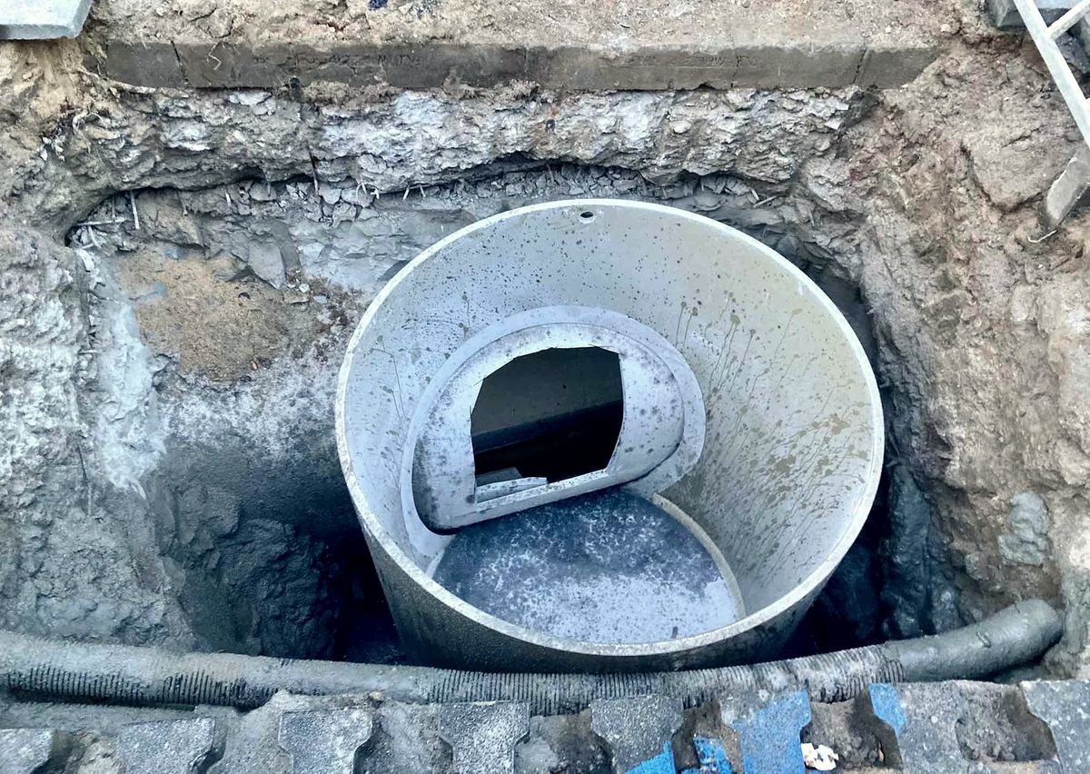 Point de raccordement d'une canalisation sur une conduite existante dans une tranchée ouverte