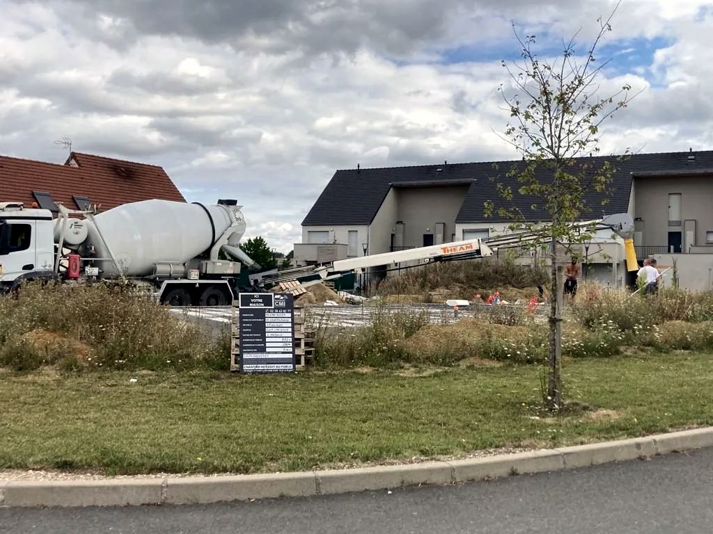 Coulage du béton de la dalle d'une maison individuelle