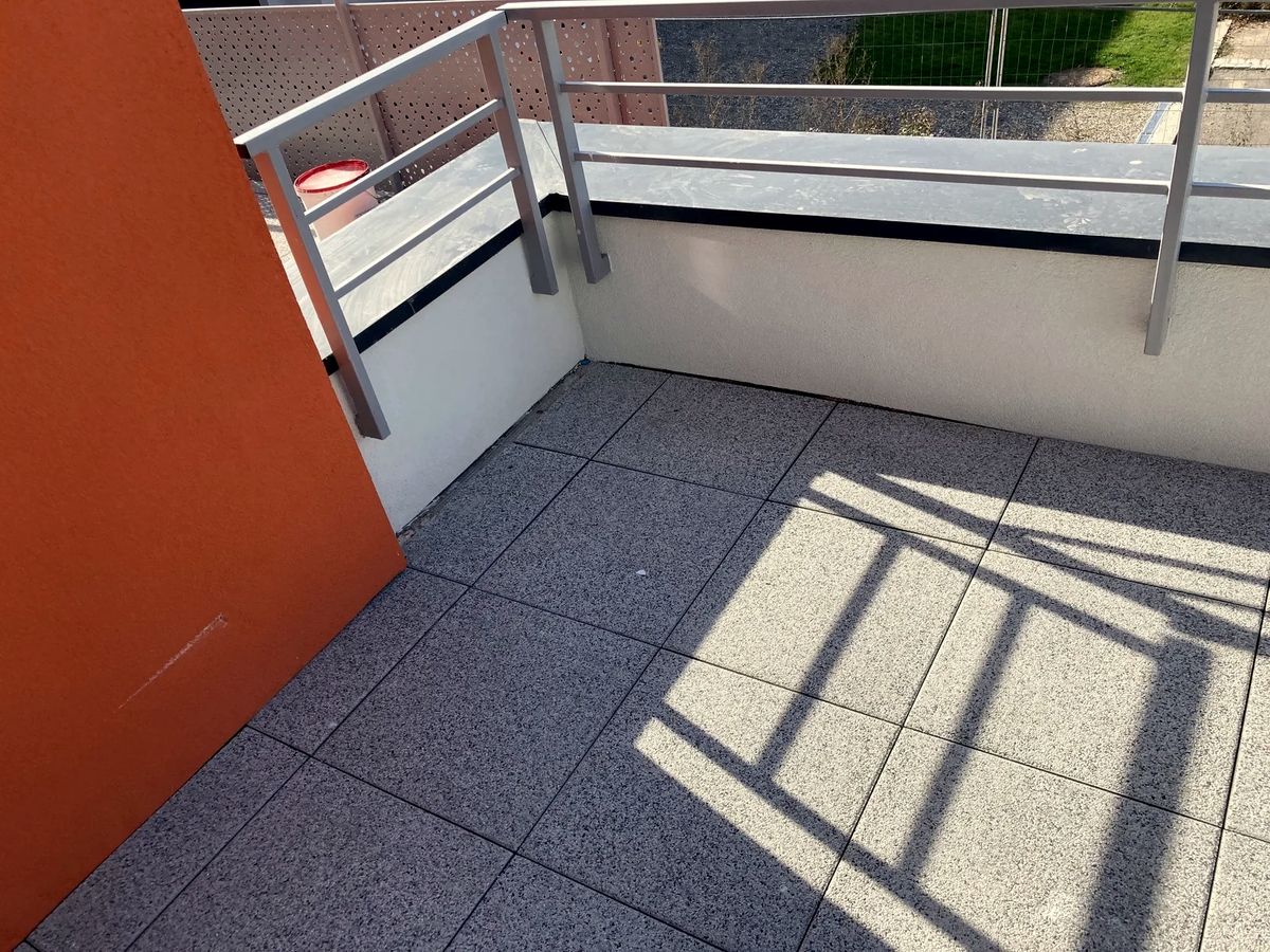 Terrasse accessible en dalles sur plots bordée de couvertines métalliques
