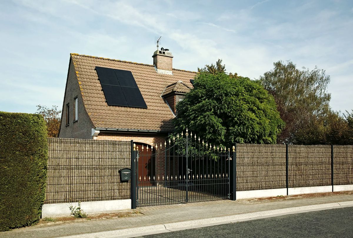 Maisons anciennes en briques le long d'une rue en Wallonie
