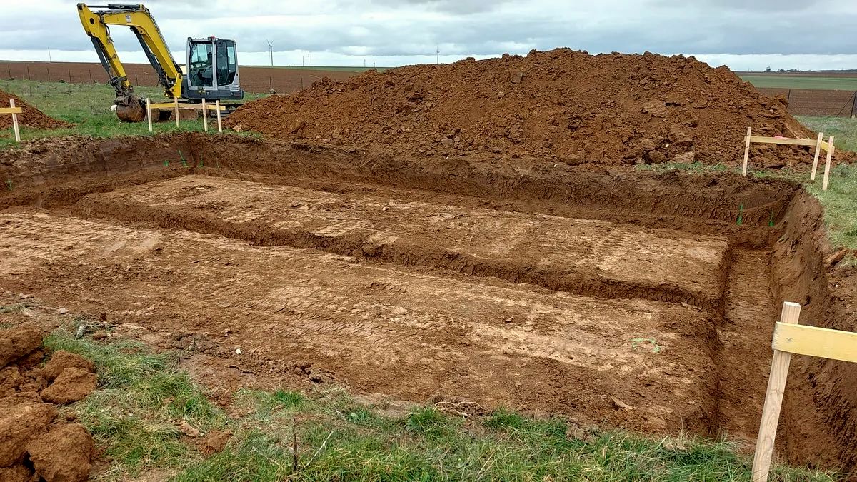 Fouilles en rigole creusées pour les semelles de fondation d'une maison