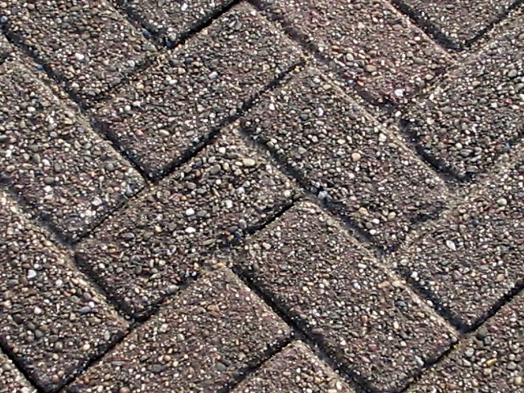 Pavés en béton posés en chevrons, vus de près