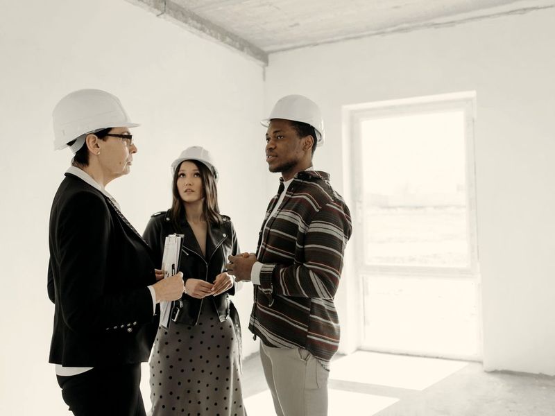 Rendez-vous de chantier dans une pièce en travaux