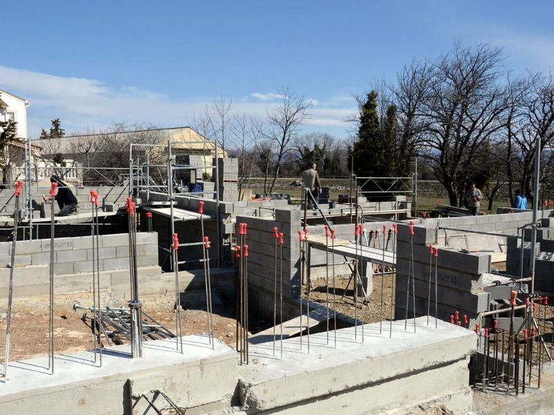 Fondations et coffrages d'une maison en construction
