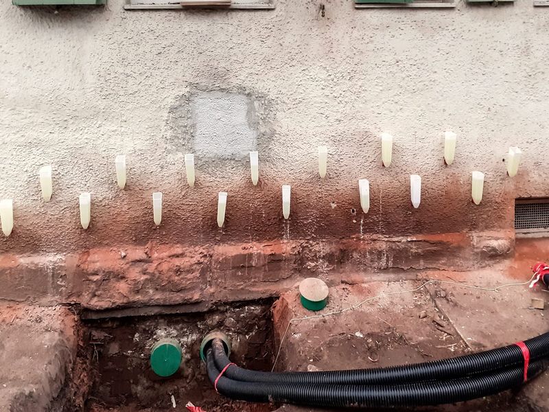 Injection contre l'humidité au pied d'un mur