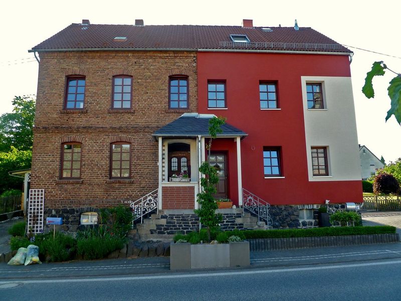 Façade de maison en cours d'isolation par l'extérieur