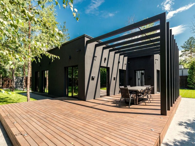 Terrasse en bois devant une maison