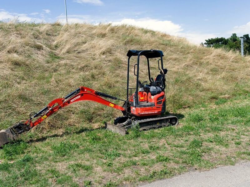 Mini-pelle sur un terrain en pente